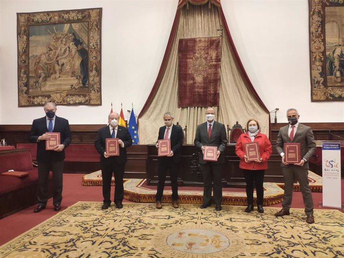 Luis Fuentes, cuarto por la izquierda, en la presentación del libro 'Impresos comuneros' de Ediciones Universidad de Salamanca.