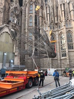 La Sagrada Familia crece 11 metros con una pieza para la torre de la Virgen María