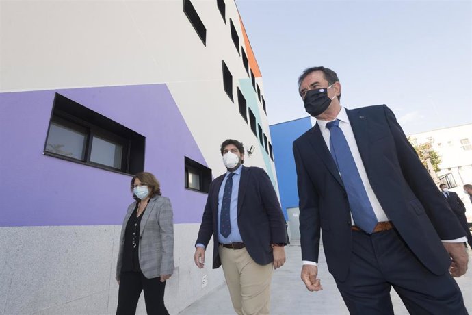 López Miras, durante su visita al Instituto de Educación Secundaria Miguel de Cervantes de Murcia