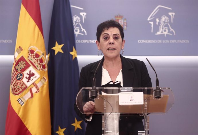 La portavoz parlamentaria de EH Bildu, Mertxe Aizpurua, interviene en una rueda de prensa anterior a una Junta de Portavoces convocada en el Congreso de los Diputados, a 13 de abril de 2021, en Madrid, (España).