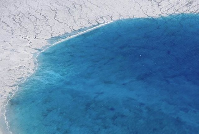 Lago sobre la capa de hielo en la Antártida