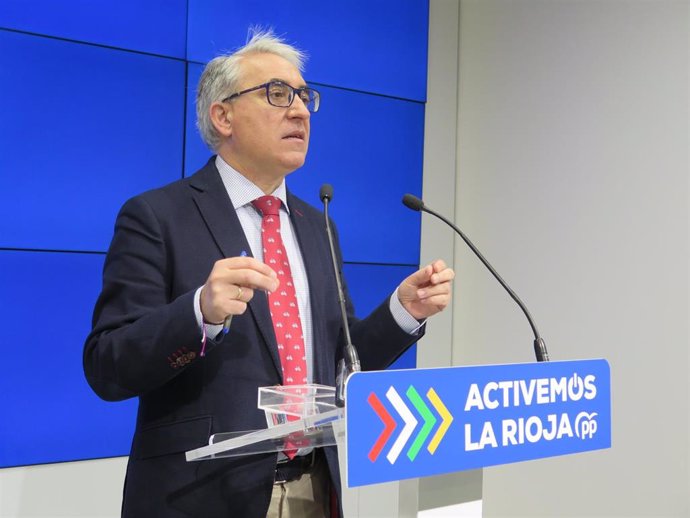 El portavoz del PP, Jesús Ángel Garrido, en comparecencia de prensa