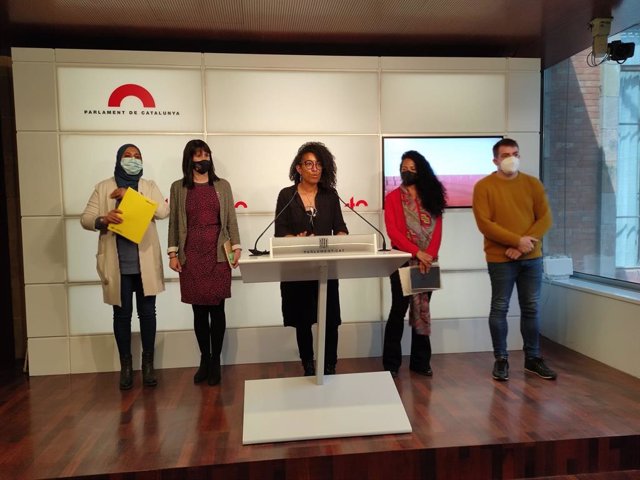 Arxiu - Najat Driouech (ERC), Aurora Madaula (Junts), Basha Changue (CUP), Jessica González (comuns) i Pau Morales (ERC) en roda de premsa.