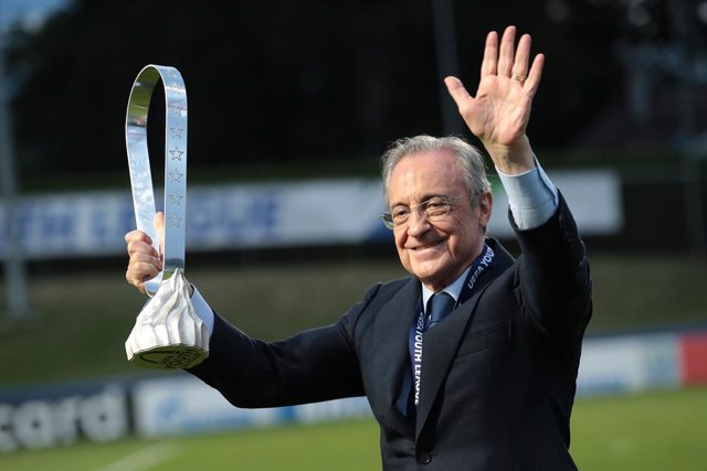 Archivo - 25 August 2020, Switzerland, Nyon: Real Madrid president Florentino Perez celebrates with the UEFA Youth League trophy after Real Madrid's victory in the UEFA Youth League soccer match between SL Benfica Juniors and Real Madrid Juvenil at Colo