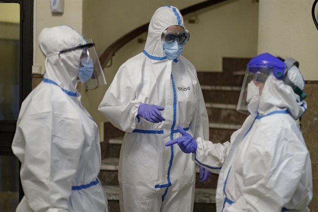 Archivo - Personal sanitario de la Residencia de Mayores Jesús del Buen Amor se coloca el material de protección para poder trabajar en las instalaciones y en el cuidado de los ancianos sin temer por contagiarse