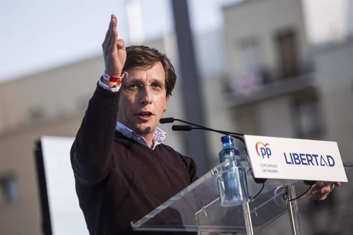 El alcalde de Madrid, José Luis Martínez Almeida, en el acto de pegada de carteles del PP de cara a las elecciones madrileñas, a 17 de abril de 2021, en Madrid (España). Este domingo 18 de abril comenzará de forma oficial la campaña electoral en la Comu