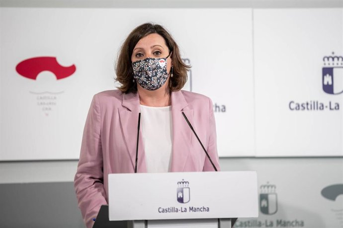 Toledo, 20 de abril de 2021.- La consejera de Economía, Empresas y Empleo, Patricia Franco, y el consejero de Fomento, Nacho Hernando, informan en rueda de prensa de los acuerdos del Consejo de Gobierno relacionados con su departamento