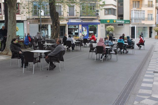 Archivo - La calle Carretería de Cuenca estrena fase 1 recobrando el pulso con dos terrazas y comercios abiertos