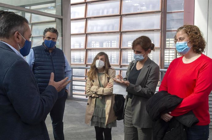 La candidata de Más Madrid a la Presidencia de la Comunidad de Madrid, Mónica García, se reúne con trabajadores del sector del taxi