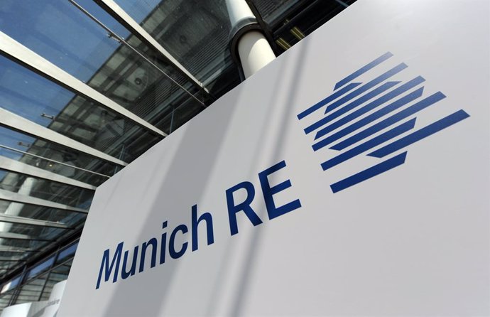 Archivo - FILED - 28 April 2010, Munich: A general view of the Munich Re logo at the entrance of their offices in Munich. The world's biggest re-insurance company, Munich Re, wants closer cooperation between insurers and the state in order to bolster de