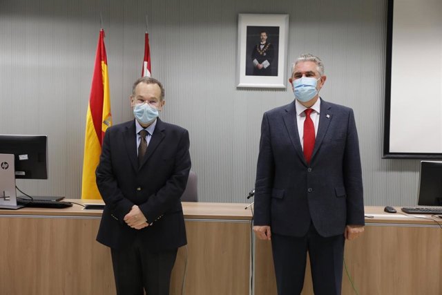 El presidente del TSJR, Javier Marca, y el rector de la UNIR, Jose María Vazquez