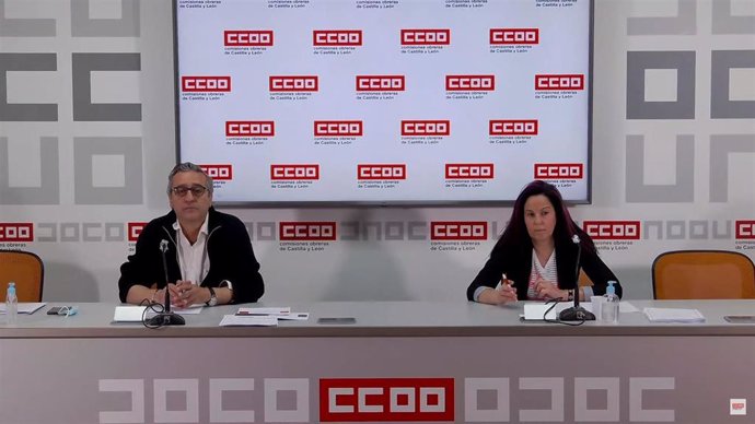 El secretario de Empleo, Política Institucional y Diálogo Social de Castilla y León, Saturnino Fernández, y la ténica Beatriz Sanz durante la presentación del estudio sobre el mercado laboral en 2020.