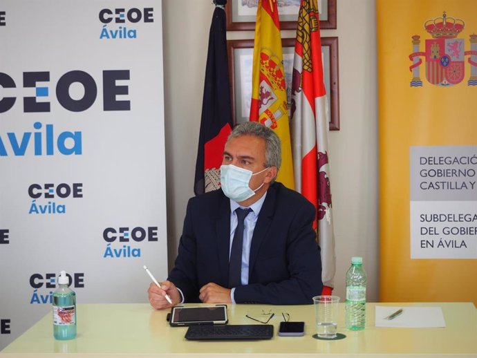 El delegado del Gobierno, Javier Izquiero, en la reunión que ha mantenido con CEOE Ávila.