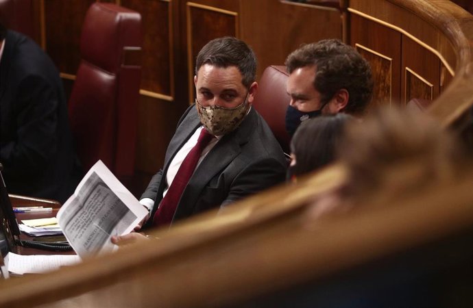 El líder de Vox, Santiago Abascal; el portavoz parlamentario de Vox, Iván Espinosa de los Monteros; y la portavoz adjunta de Vox en el Congreso, Macarena Olona.