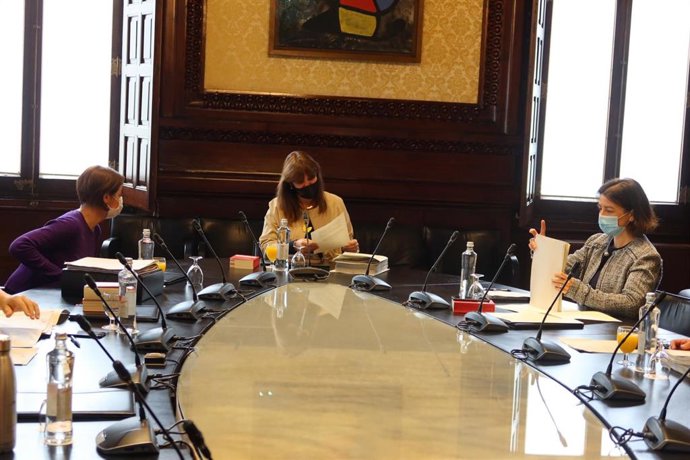 La presidenta del Parlament, Laura Borrs, y las vicepresidentas de la Mesa, Anna Caula y Eva Granados, en la reunión de la Mesa de este martes