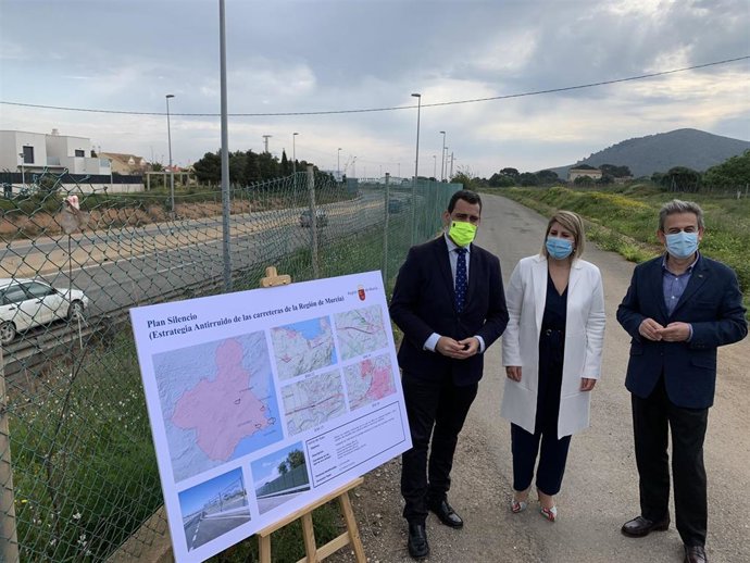 El consejero de Fomento e Infraestructuras, José Ramón Díez de Revenga, y la vicealcaldesa de Cartagena, Noelia Arroyo, durante la presentación del Plan Silencio en las inmediaciones de uno de los tramos de la autovía de La Manga