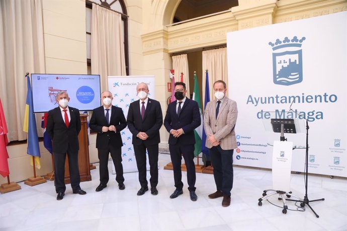 El Ayuntamiento de Málaga, "la Caixa" y Cruz Roja desarrollarán un programa para ayudar a mayores a afrontar la soledad