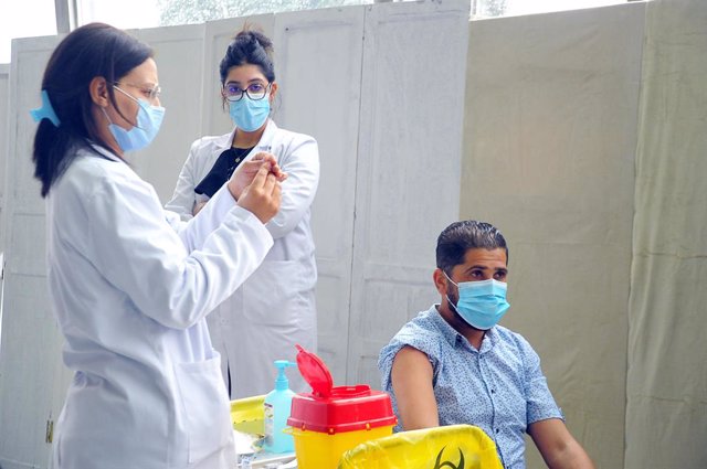 Archivo - 13 March 2021, Tunisia, Tunis: A health worker prepares a dose of the Russian coronavirus vaccine Sputnik V during the first day of the vaccination campaign aiming to vaccinate 50\% of the population. Photo: Chokri Mahjoub/ZUMA Wire/dpa