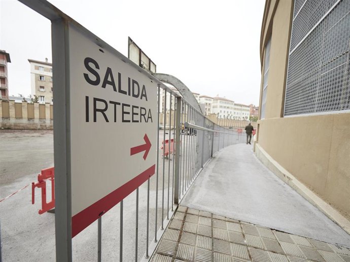 Un cartel que indica la salida de la vacunación contra el Covid-19 en el Antiguo colegio de Maristas.