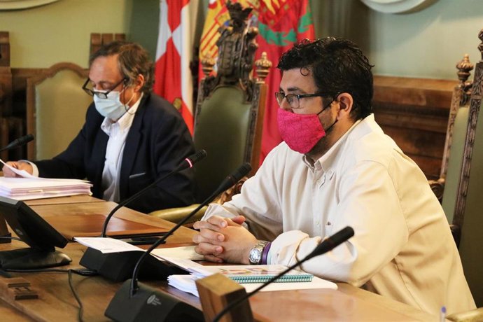 El concejal de Participación Ciudadana y Deportes, Alberto Bustos, durante el Consejo Rector de la FMD.