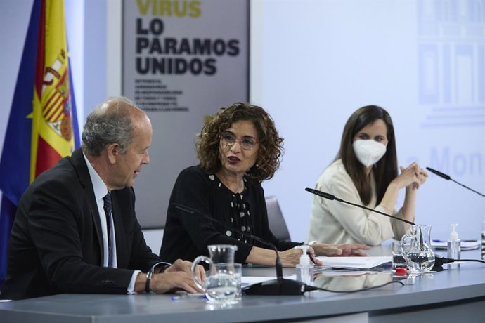 (I-D) El ministro de Justicia, Juan Carlos Campo; la ministra portavoz y ministra de Hacienda, María Jesús Montero; y la ministra de Derechos Sociales y Agenda 2030, Ione Belarra, comparecen en una rueda de prensa, a 20 de abril de 2021, en el Palacio d