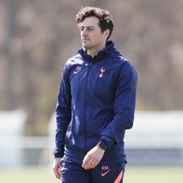 El entrenador interino del Tottenham Hotspur, Ryan Mason, en un entrenamiento