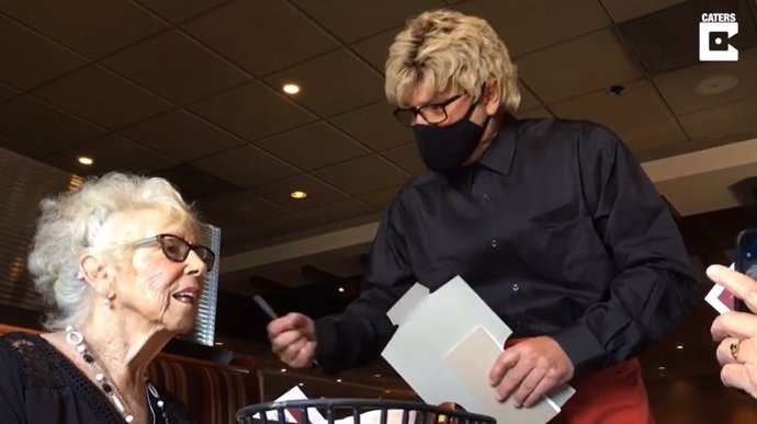 Este hombre se hace pasar por camarero para dar una sorpresa a su madre el día de su 89 cumpleaños
