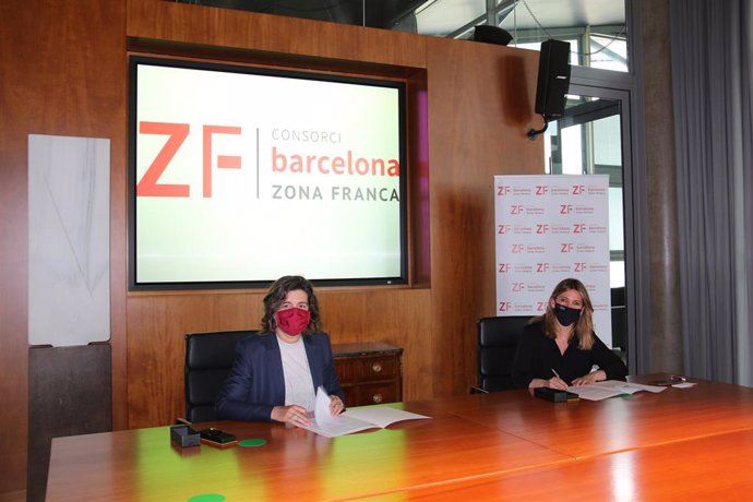 La directora general del CZFB, Blanca Sorigué, y la directora de Casa Amrica Catalunya, Marta Nin, en la firma del convenio de colaboración