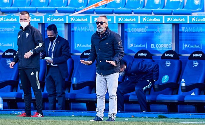 Archivo - Alvaro Cervera, head coach of Cadiz, during the Spanish league, La Liga Santander, football match played between Deportivo Alaves and Cadiz CF at Mendizorroza stadium on March 13, 2021 in Vitoria, Spain.