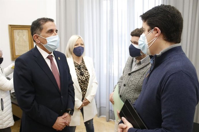 El Alcalde José Antonio Serrano se reúne con representantes de Huermur