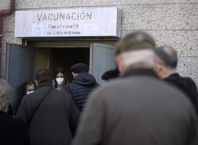 Varias personas esperan a ser vacunadas a las puertas del Centro de Salud de Atención Primera Daroca.