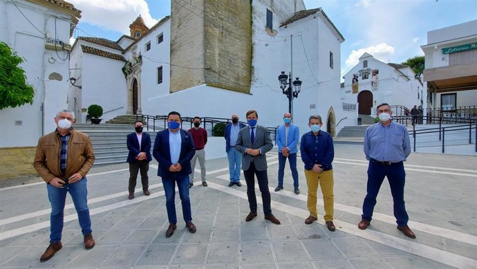 Repullo (centro, delante), en Montemayor, junto a los alcaldes con los que se ha reunido.