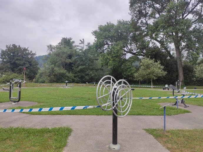 Archivo - Parque para mayores en Villaviciosa precintado por la pandemia de COVID-19