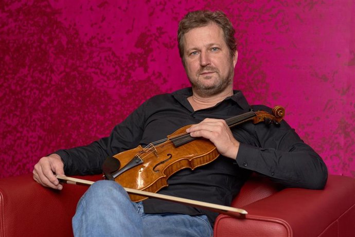 Archivo - El concertino invitado de la Real Orquesta Sinfónica de Sevilla Éric Crambes