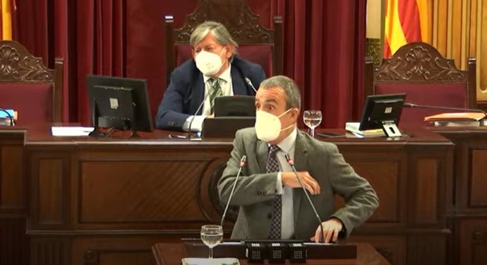 El conseller de Memoria Democrática, Juan Pedro Yllanes, durante el debate.