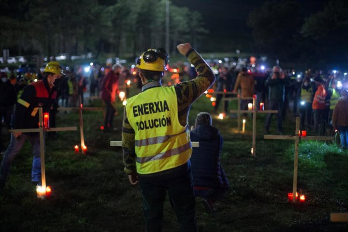 Archivo - Un trabajador levanta el brazo como signo de protesta durante un velatorio nocturno simbólico convocado por la fábrica de Alcoa, en  en San Cibrao, A Mariña, Lugo, Galicia (España), a 28 de noviembre de 2020. La concentración se produce como s