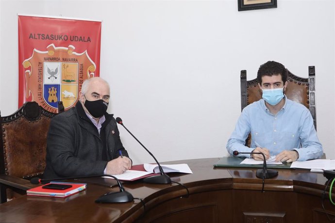 El vicepresidente José Marí Aierdi y el alcalde de Alsasua, Javier Ollo, en el momento de la firma