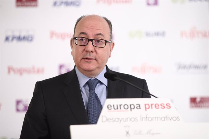 Archivo - José María Roldán, presidente de la Asociación Española de Banca (AEB), interviene en el Desayuno Informativo de Europa Press