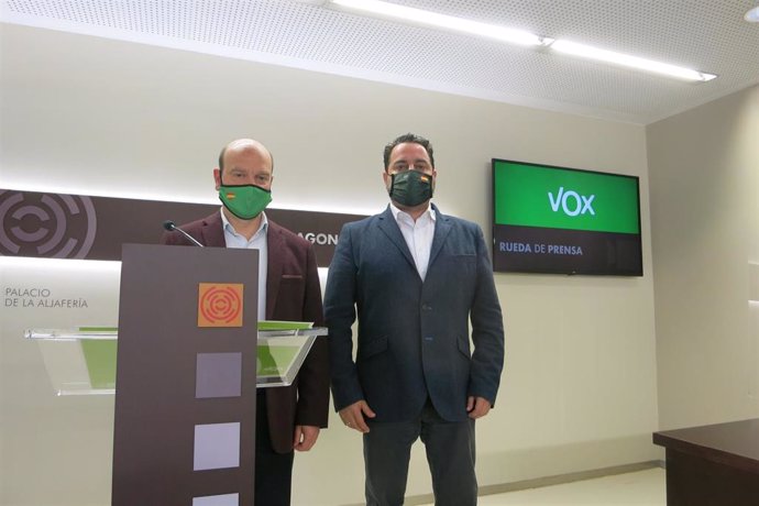 El portavoz de VOX en las Cortes de Aragón, Santiago Morón, junto al diputado autonómico David Arranz, en rueda de prensa.