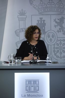 La ministra portavoz y ministra de Hacienda, María Jesús Montero, durante una rueda de prensa, a 20 de abril de 2021, en el Palacio de la Moncloa, Madrid, (España). 