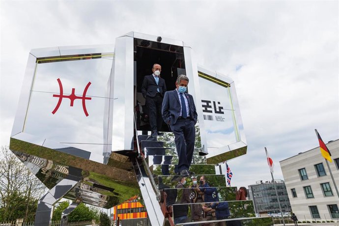 El presidente de Cantabria, Miguel Ángel Revilla, y el consejero de Industria, Turismo, Innovación, Transporte y Comercio, Javier López Marcano, en la inauguración de la Casa del Futuro de Astroland.
