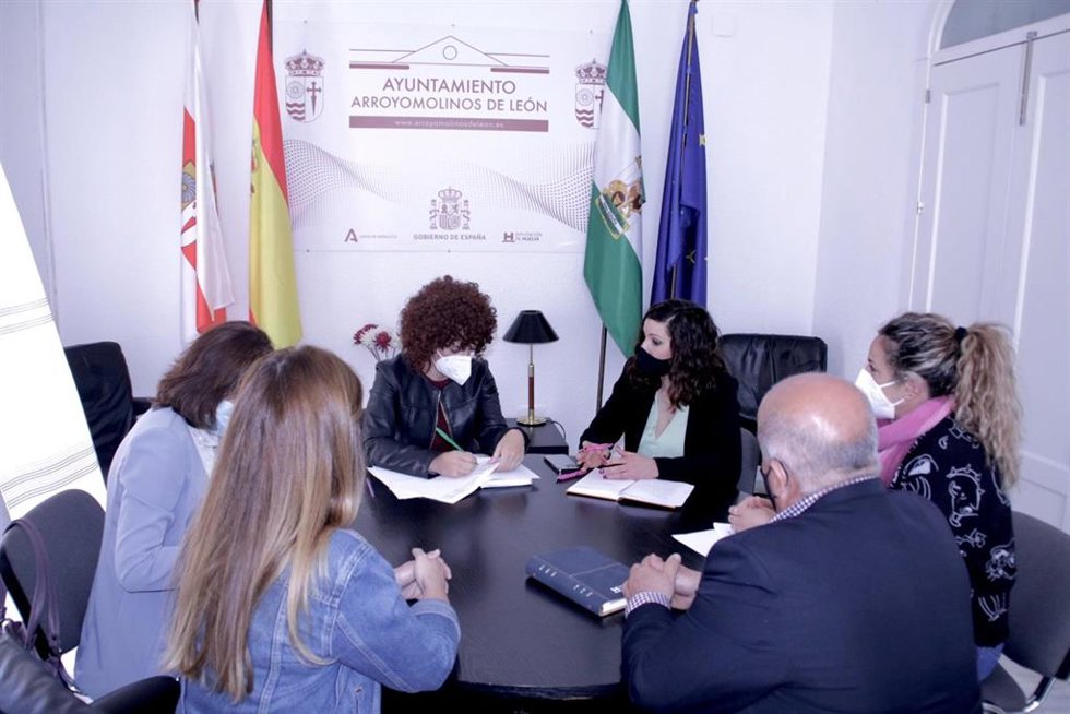 La presidenta de Diputación visita Arroyomolinos de León (Huelva).