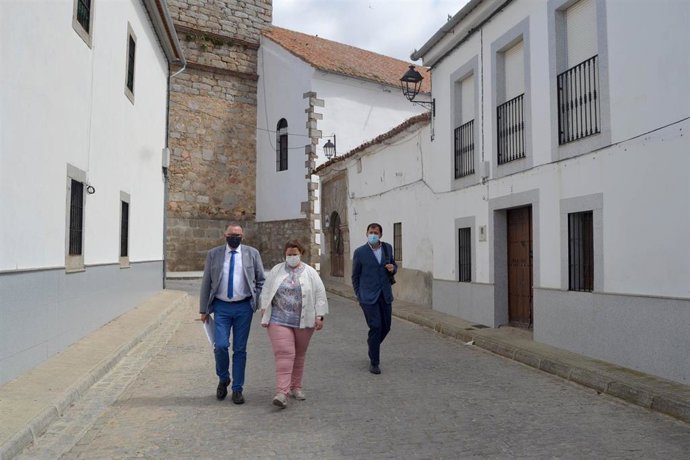 El delegado de Cohesión Territorial de la Diputación, Juan Díaz (izda.), en su visita a Torrecampo.