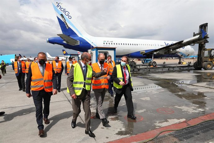 El presidente del Gobierno de Aragón en el aeropuerto industrial de Teruel.
