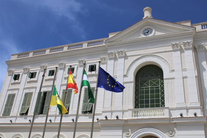 La bandera de El Puerto a media asta por luto oficial frente a la fachada del Ayuntamiento