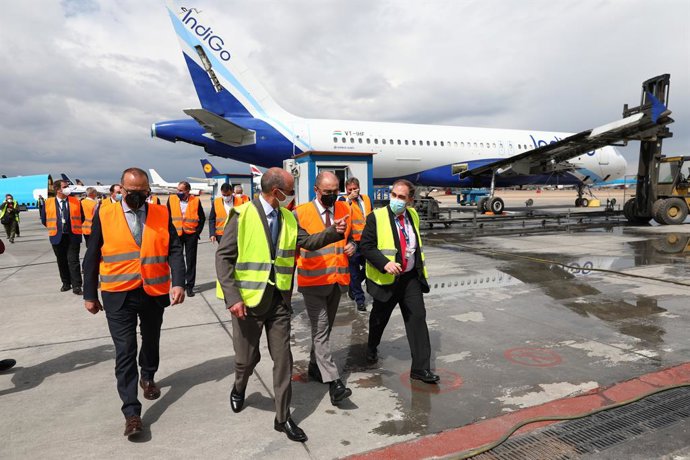 El presidente del Gobierno de Aragón en el aeropuerto industrial de Teruel.