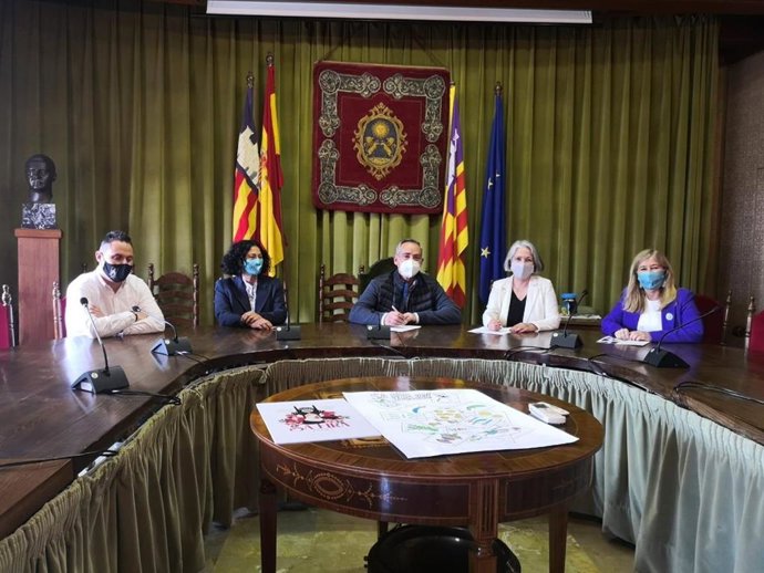 La consellera insular de Presidencia, Teresa Suárez; el alcalde de Sóller, Carlos Simarro; la directora insular de Igualdad y Diversidad, Rosa Cursach; la consellera insular de Igualdad, Mar Castañer, y el concejal de servicios sociales, Carlos Darder.