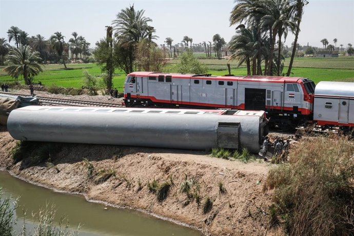Colisión de dos trenes en Tahta, en Egipto. 