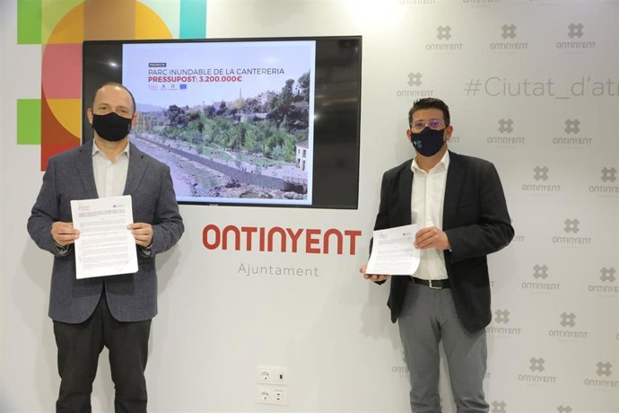El vicepresidente y conseller de Vivienda y Arquitectura Bioclimática, Rubén Martínez Dalmau, y el alcalde de Ontinyent, Jorge Rodríguez, presentan el proyecto de regeneración de la Canterería.