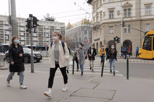 Archivo - Personas con mascarilla en Budapest